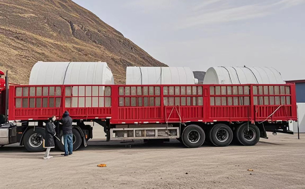 城关塑料桶装车完毕准备运输中