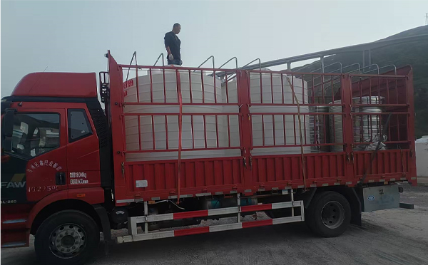 城关立式运输桶安排发货现场